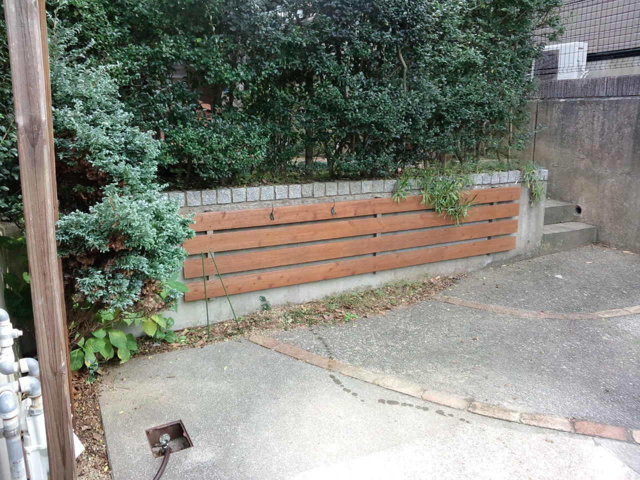 ウッドフェンス DIY コンクリ壁装飾